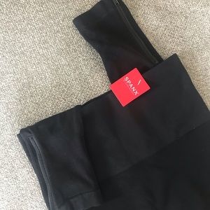 Spanx leggings with tag on it. Never worn.